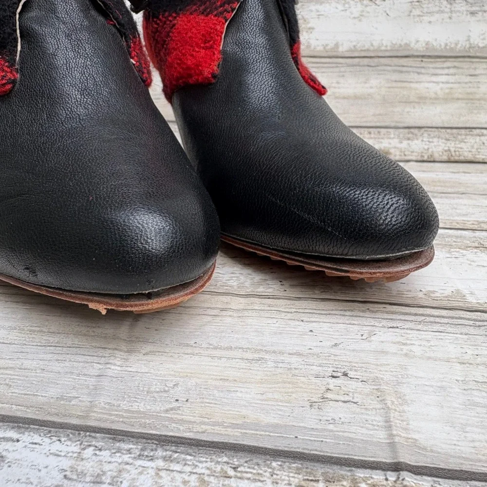 Matt Bernson Ankle Boots 7 Black Red Buffalo Plaid Leather Wool Buckle Booties